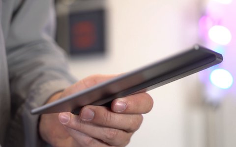 kindle oasis sujetar una mano
