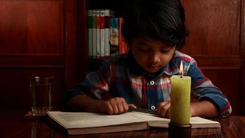 leer con poca luz no dana los ojos