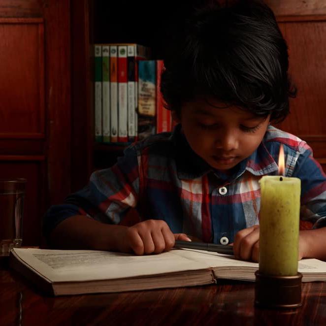 leer con poca luz no dana los ojos