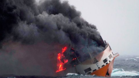 el hundimiento de un barco obliga a porsche a reanudar la produccion del 911 g t2 r s