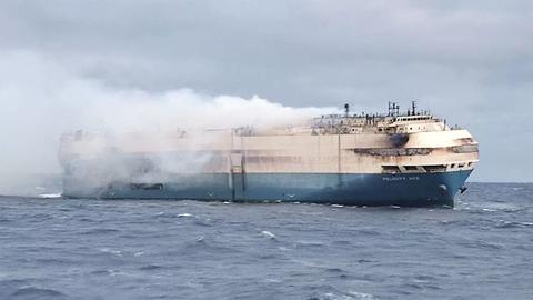 un barco incendiado que transportaba vehículos de lujo por valor de 401 millones de dólares se hunde en el atlántico
