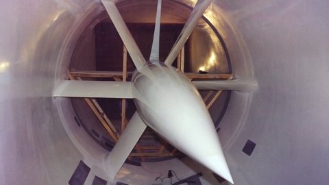 si eres un apasionado de la dinámica de fluidos, estás de enhorabuena, este túnel de viento está a la venta en e bay