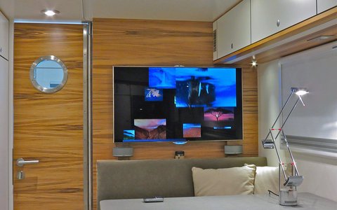 global xrs 7200 interior tv