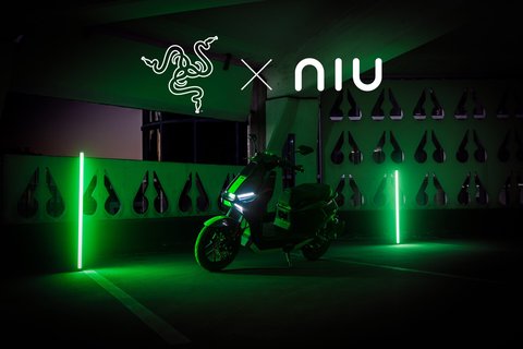 Moto eléctrica NIU FQiX x Razer Special Edition iluminada en verde