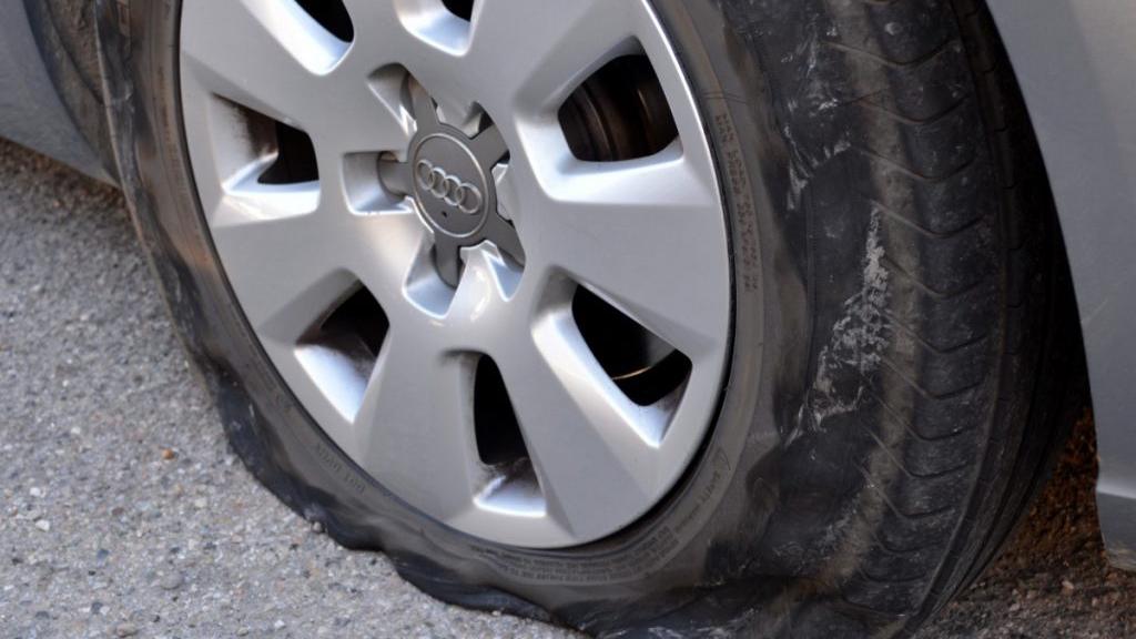 que hacer si revienta neumatico mientras conducimos