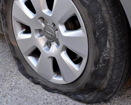 qué hacer si revienta un neumático mientras conducimos