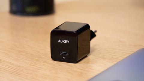 cargador a u k e y p a y18 pequeño, pero potente y con tecnología power delivery