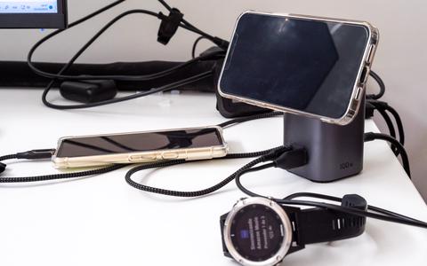 ugreen 100w gan mini magsafe power station cargando
