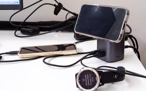 ugreen 100w gan mini magsafe power station cargando