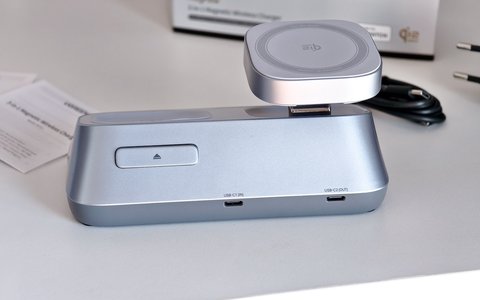 ugreen 3 in 1 magnetic charger 25w movil horizontal auriculares detalle parte trasera