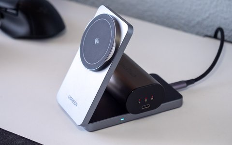 ugreen magflow qi2 cargando auriculares