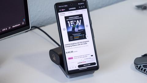 probamos el cargador ugreen mag flow qi2 15 w 2 en 1 para cargar el móvil y los auriculares a la vez