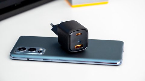 probamos el diminuto y práctico cargador v o l t m e gan i i i de 30 w