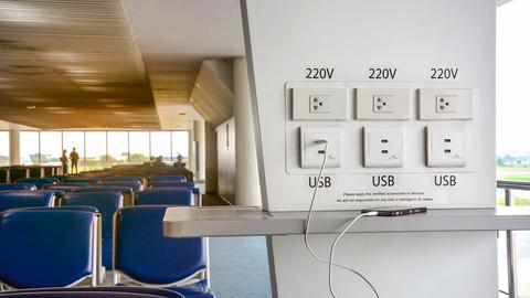 el f b i recomienda evitar las estaciones de carga públicas en aeropuertos y centros comerciales