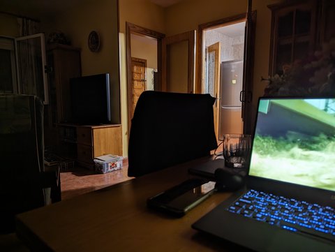 pixel 7 camara principal foto interior oscuro