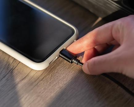 ¿ cuál es la manera correcta de cargar la batería de un móvil?