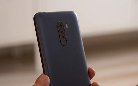 xiaomi pocophone f1 detalle lente camara