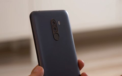 xiaomi pocophone f1 detalle lente camara