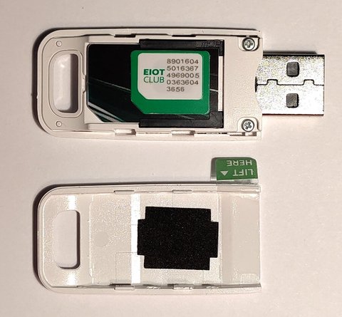 Tarjeta eSIM dentro de un lector de tarjetas USB
