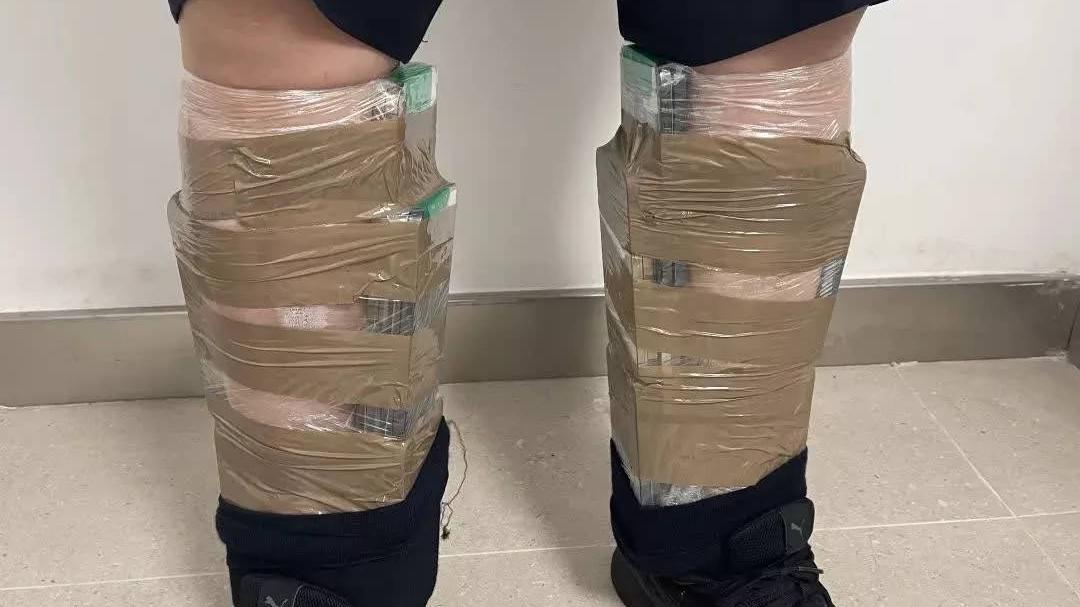 un hombre se pega 68 iphone al cuerpo al entrar en china