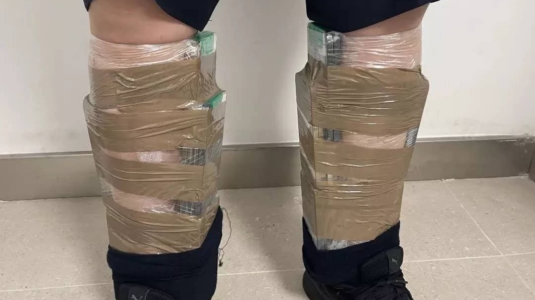 un hombre se pega 68 iphone al cuerpo al entrar en china