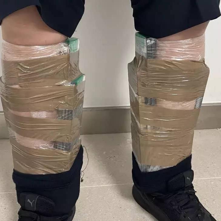 un hombre se pega 68 iphone al cuerpo al entrar en china