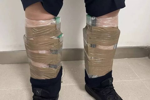 un hombre se pega 68 iphone al cuerpo al entrar en china