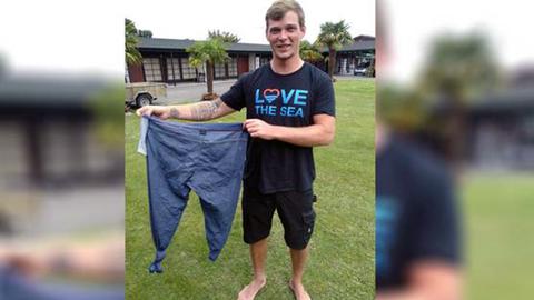 sobrevive en el mar durante horas gracias a un chaleco salvavidas hecho con sus vaqueros