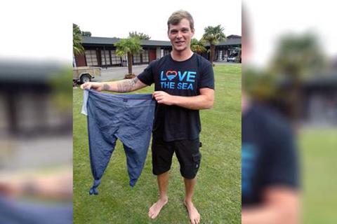 hombre sobrevive horas perdido mar utiliza pantalones para flotar