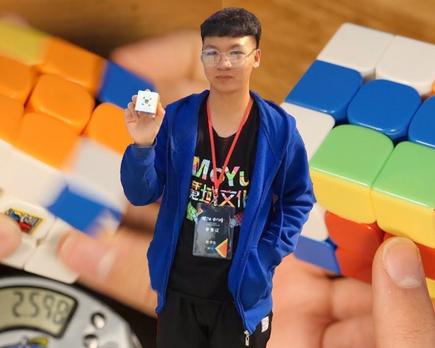 yusheng du pulveriza el récord del mundo del cubo de rubik
