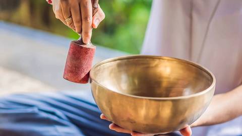 ¿ qué es la meditación con los baños de sonido? te explicamos sus orígenes y beneficios