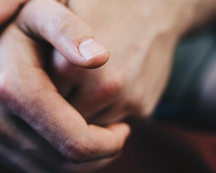 la verdadera razón por la que somos adictos a crujirnos los dedos