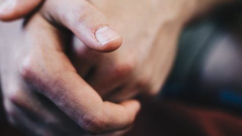 la verdadera razón por la que somos adictos a crujirnos los dedos