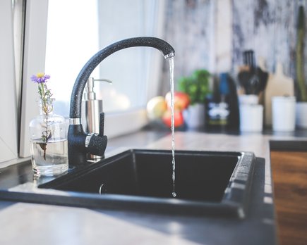 ¿ cómo eliminar el cloro del agua del grifo?