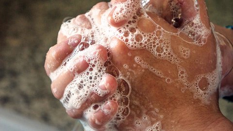 por qué lavarse las manos mata al coronavirus