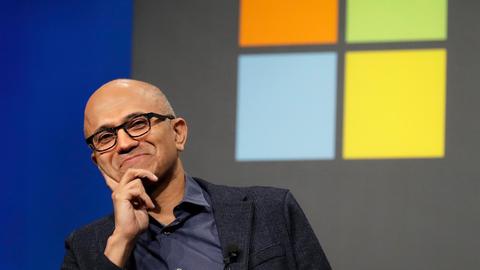 el director ejecutivo de microsoft, satya nadella, aumenta su compensación a 96.5 millones en medio de 15,000 despidos