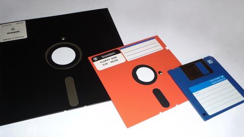 hombre vende floppy disk