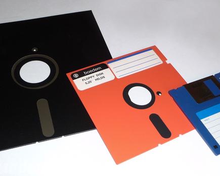 hombre vende floppy disk