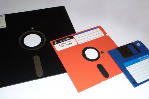 hombre vende floppy disk