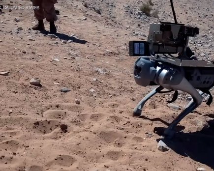 los marines estadounidenses muestran en un vídeo de demostración un perro robot portador de lanzacohetes