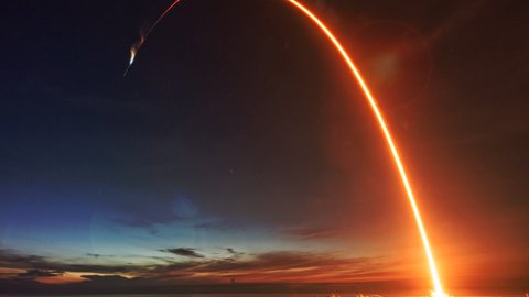 starlink movió sus satélites 1.700 veces para evitar los restos de misiles rusos