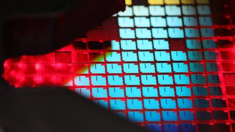 t s m c localizará parte de la producción de neones para asegurar el suministro mundial