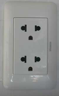 Enchufe típico en hostales y hoteles tailandeses